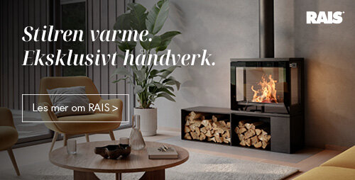 Svart peisovn med ild i og store glassflater i moderne og minimalistisk stue med store vinduer og utsikt ut til vinter