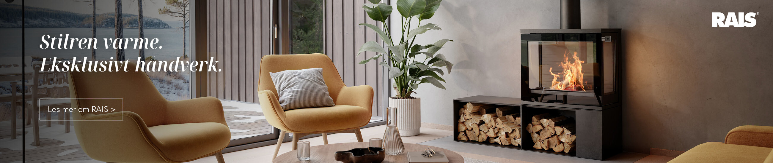 Svart peisovn med ild i og store glassflater i moderne og minimalistisk stue med store vinduer og utsikt ut til vinter