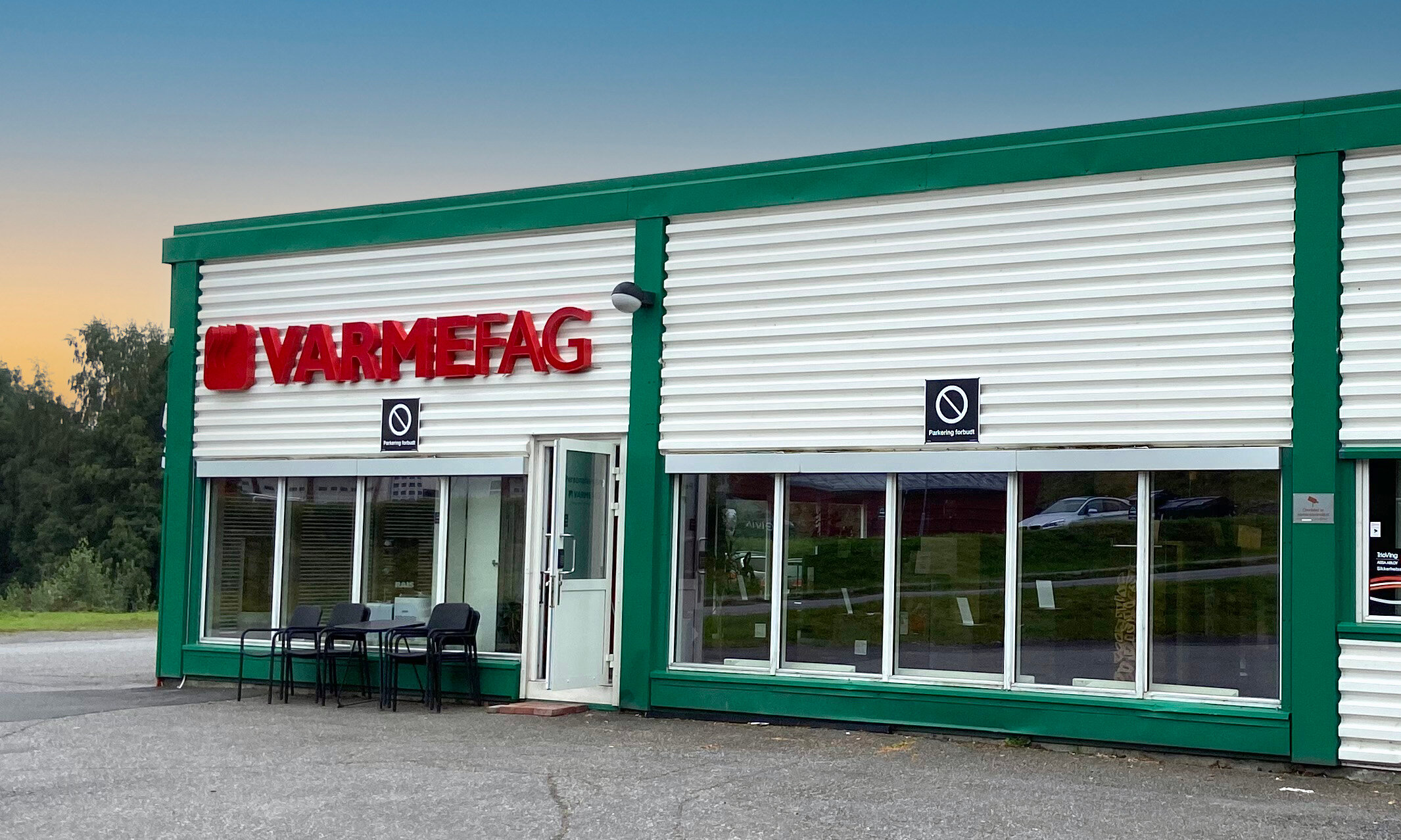Innvendig bilde av butikken Varmefag Lillehammer med utstilling av peiser og vedovner