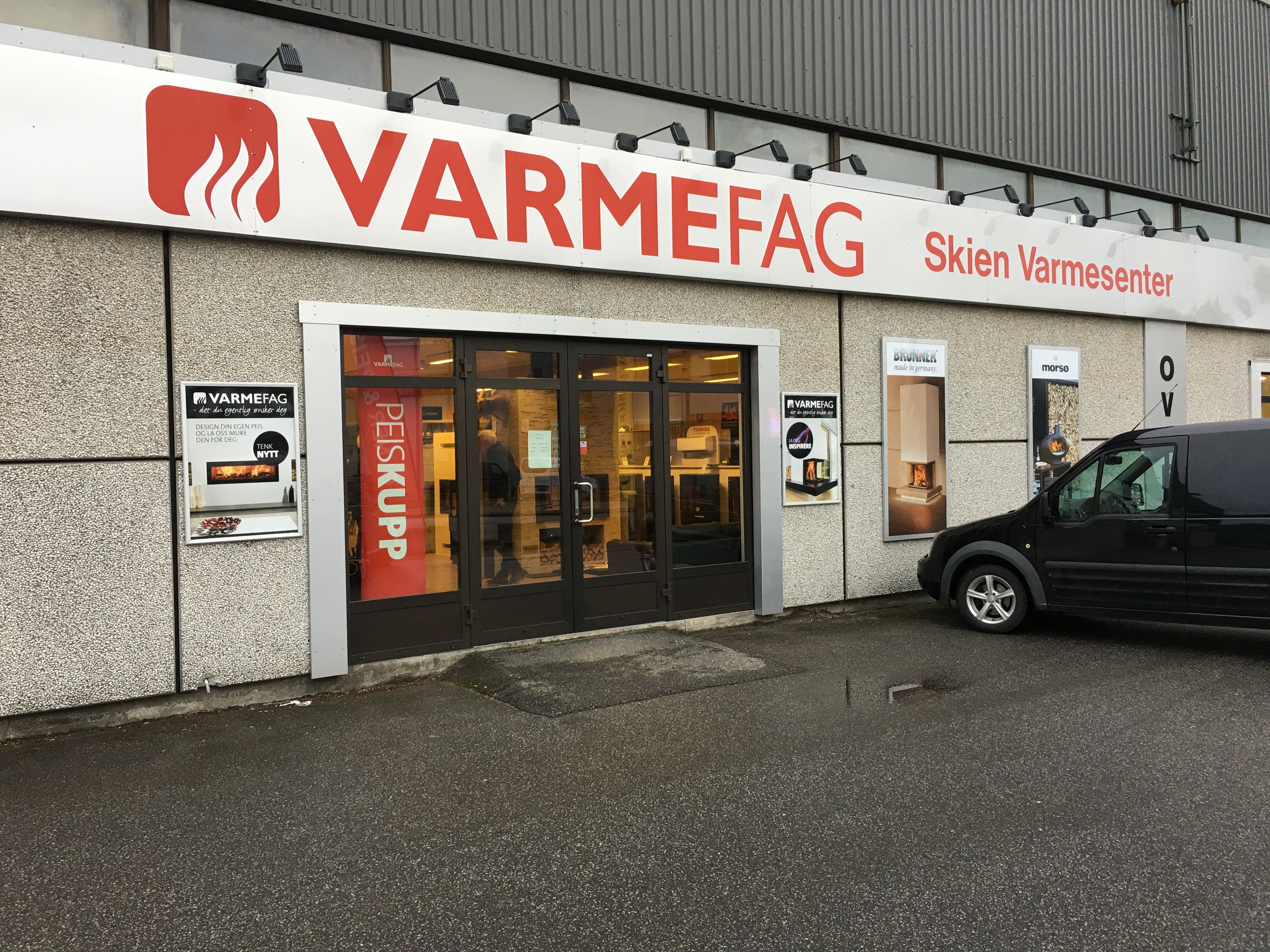 Innvendig bilde av butikken Varmefag Skien med utstilling av peiser og vedovner