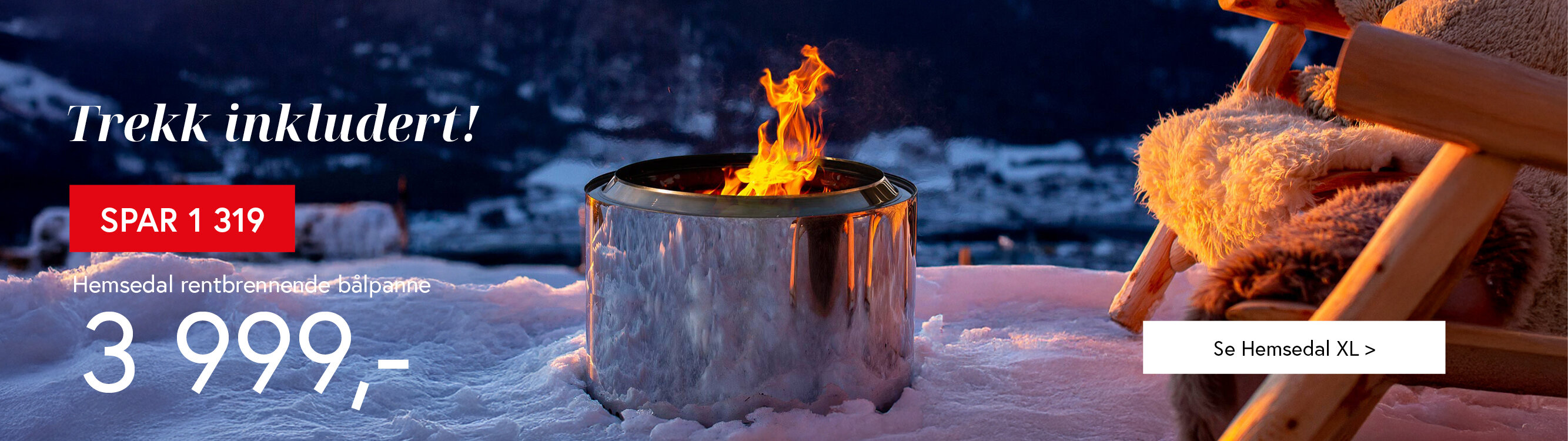 Bålpanne i stål som står i snøen ved utestoler med skinnfell. Mørkt fjellandskap i bakgrunnen