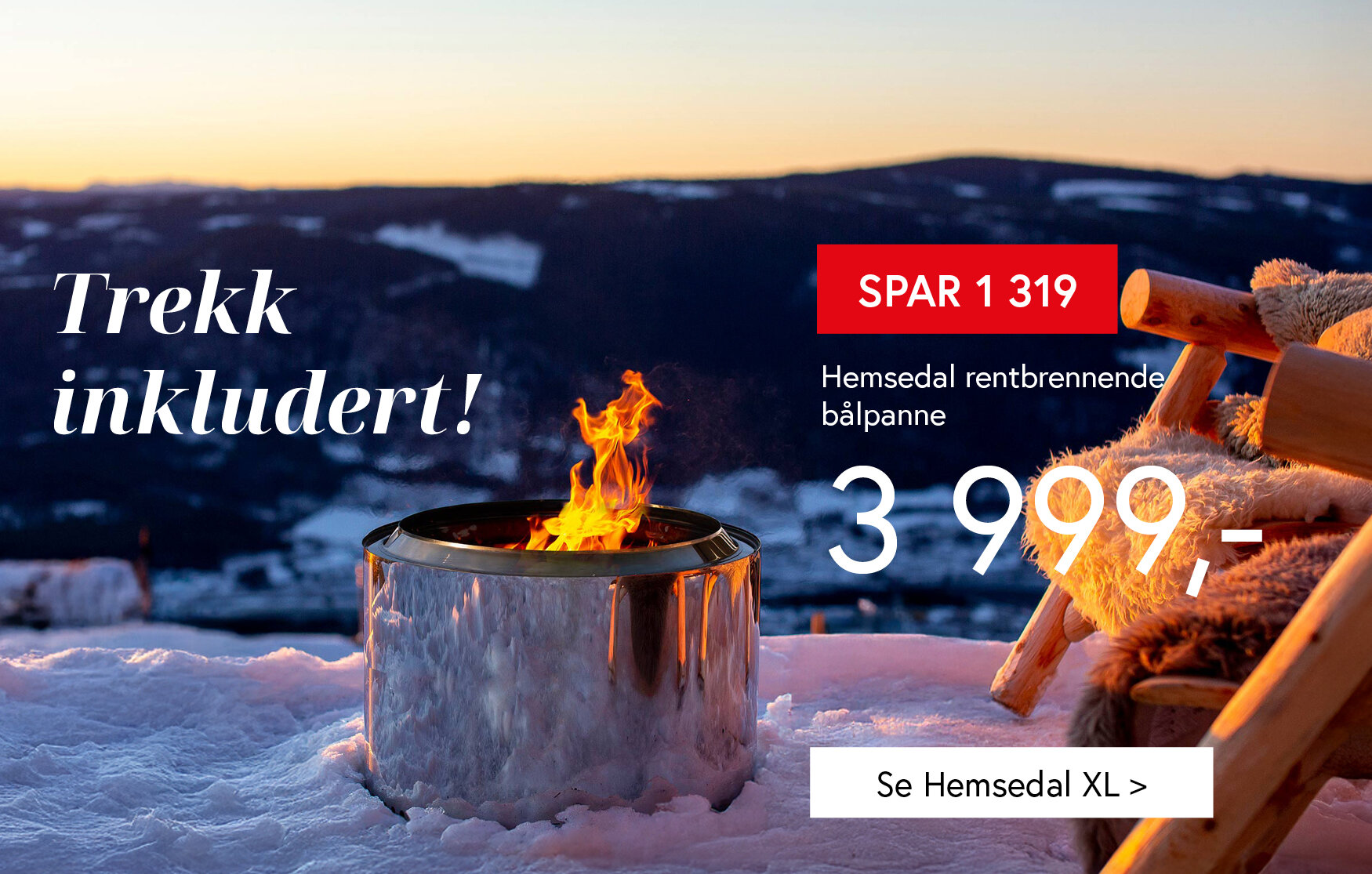 Bålpanne i stål som står i snøen ved utestoler med skinnfell. Mørkt fjellandskap i bakgrunnen