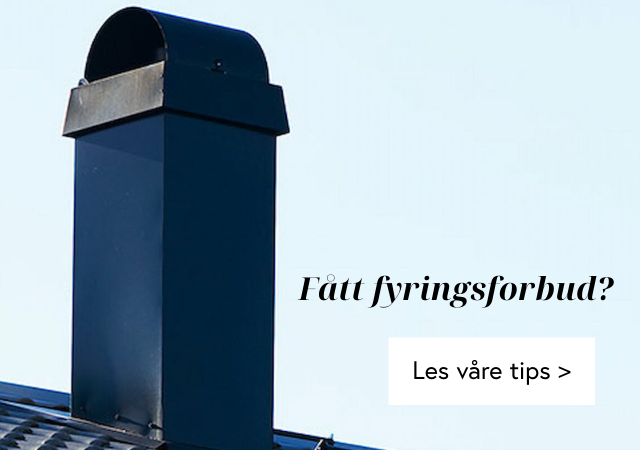 Bildet av skorstein med svart pipehatt på utsiden av tak