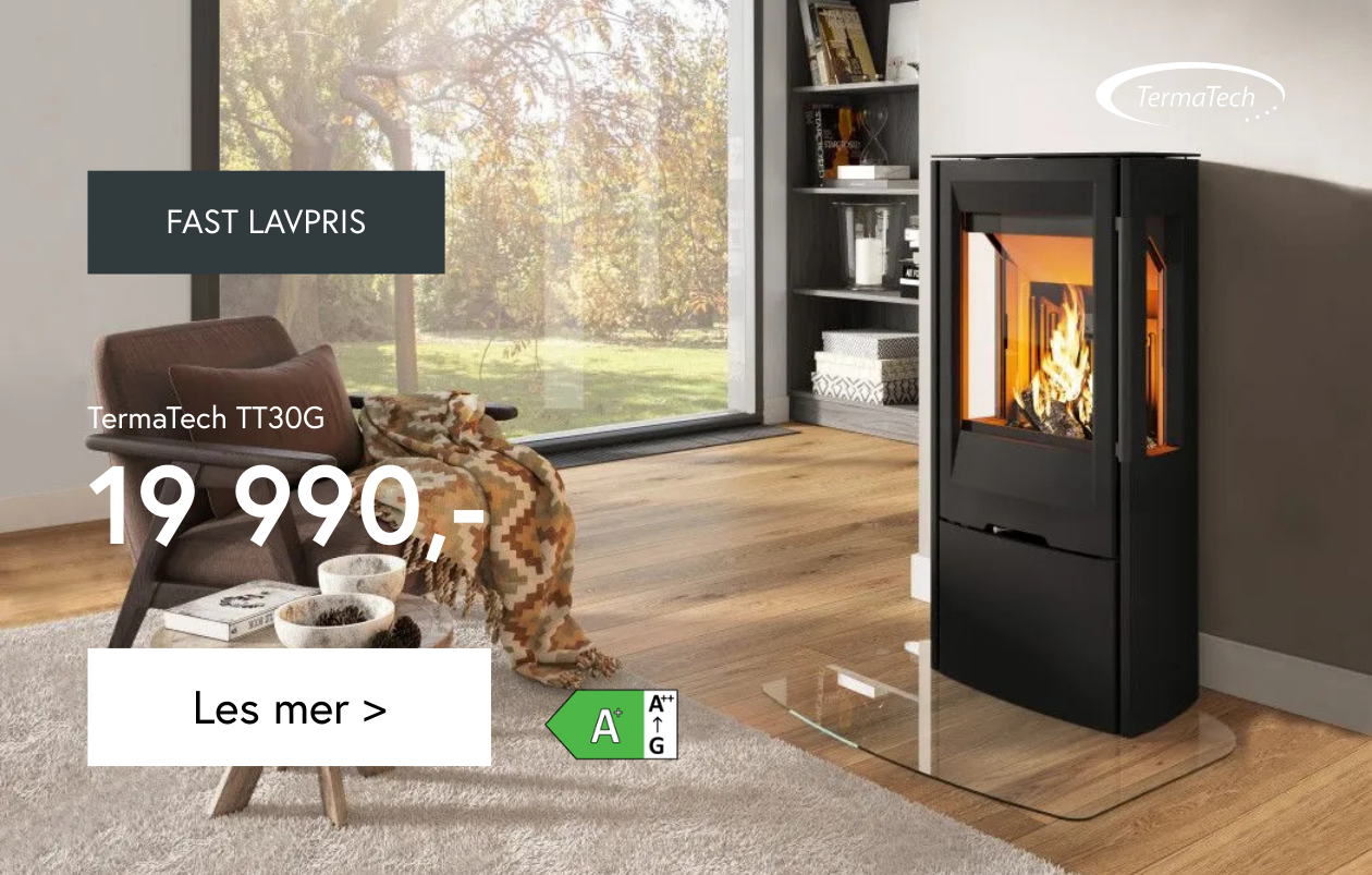 Svart vedovn med sideglass med flammer i en stue med lyse vegger og stort vindu ut 