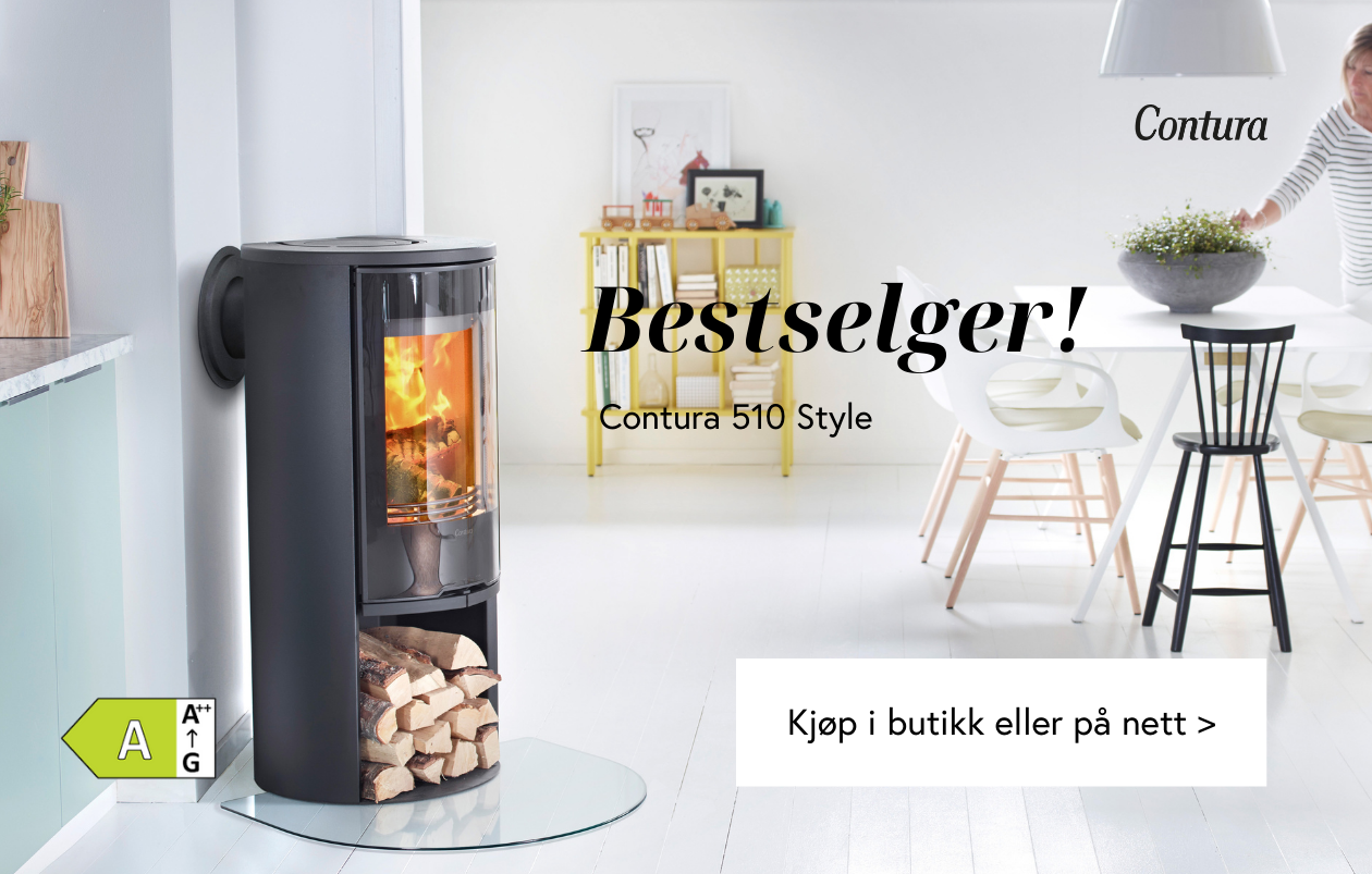 Svart vedovn med glassfront på et lyst og moderne kjøkken 