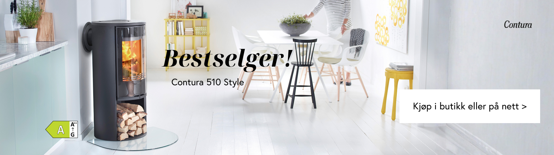 Svart vedovn med glassfront på et lyst og moderne kjøkken 