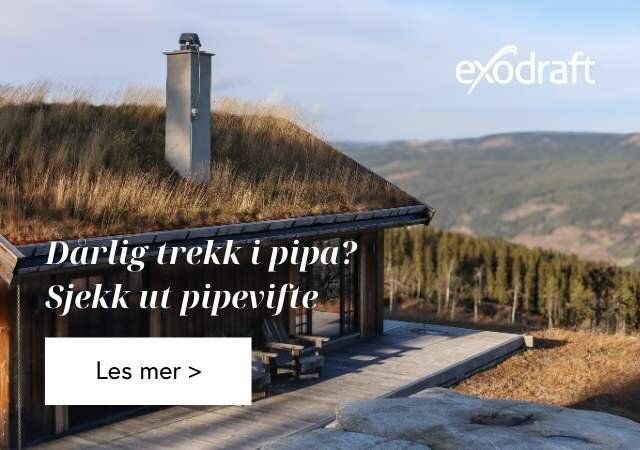 Bilde av hytte utvendig med torv på taket og skortstein med pipevifte på toppen