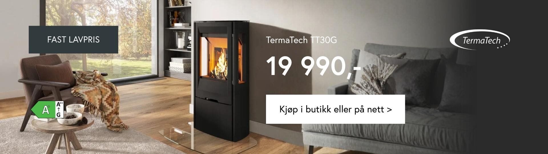 Svart vedovn med sideglass med flammer i en stue med lyse vegger og stort vindu ut 