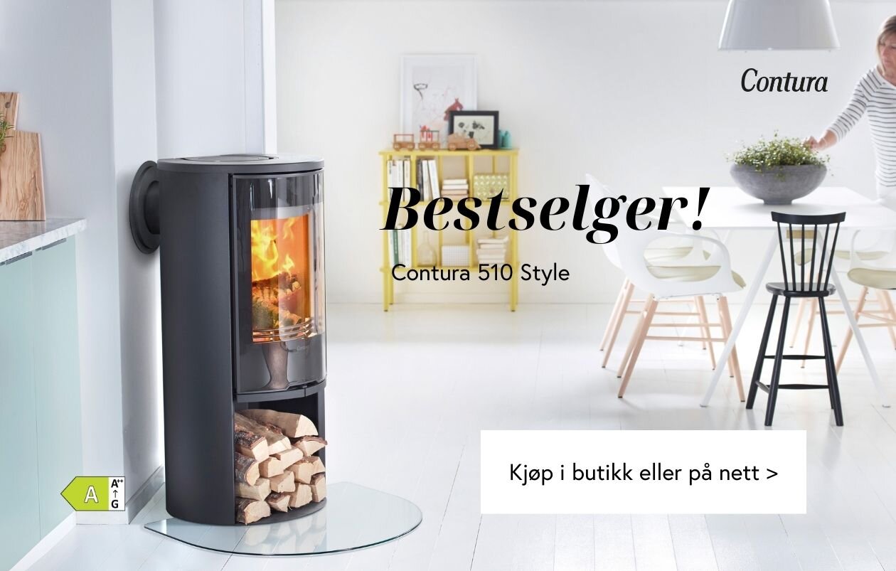 Svart vedovn med glassfront på et lyst og moderne kjøkken 