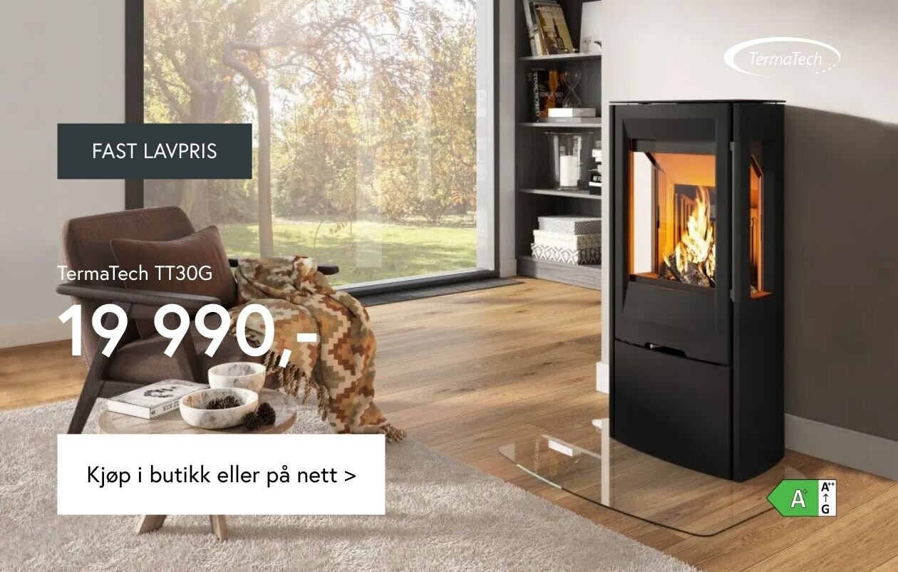 Svart vedovn med sideglass med flammer i en stue med lyse vegger og stort vindu ut 