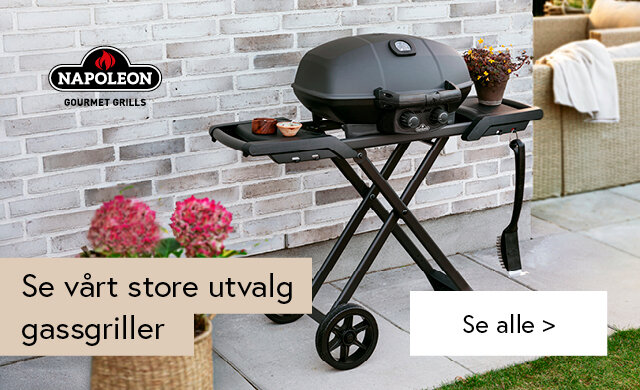 Svart portabel gassgrill på sammenleggbart bord ute på terrasse