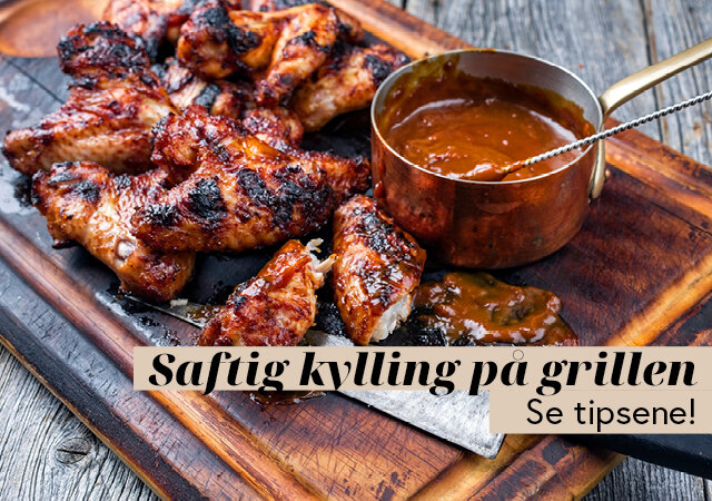 Grillet kylling med bbq saus på skjærebrett
