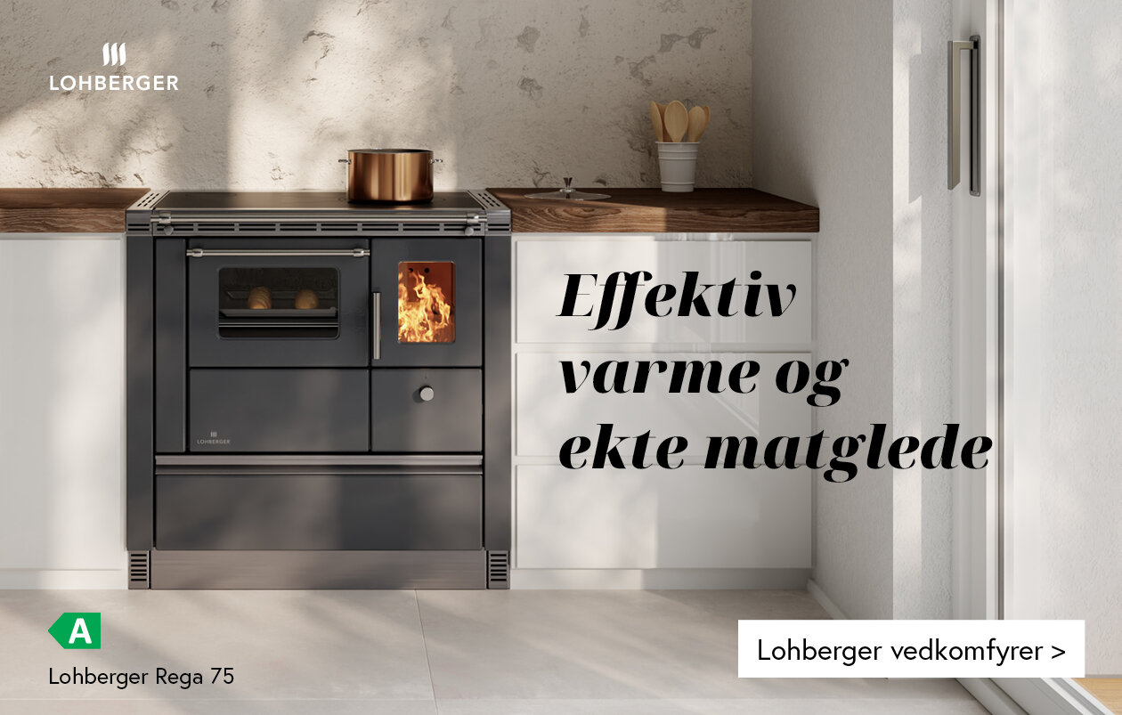 Bilde av gråsvart vedkomfyr på moderne kjøkken med lyse vegger