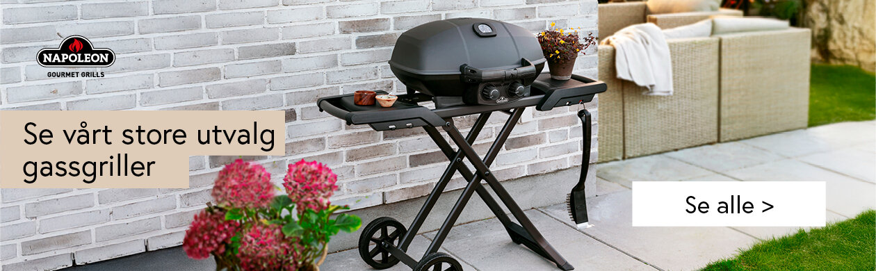 Svart portabel gassgrill på sammenleggbart bord ute på terrasse
