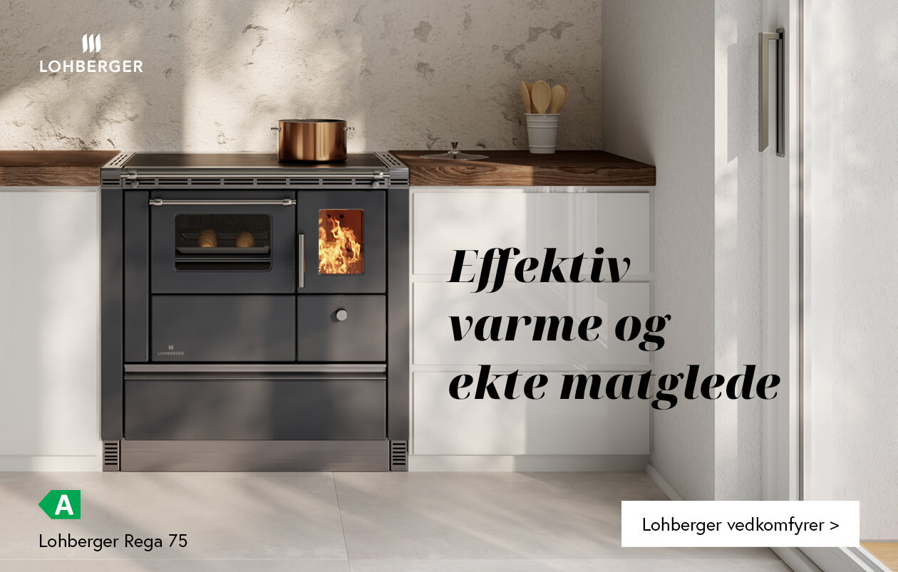 Bilde av gråsvart vedkomfyr på moderne kjøkken med lyse vegger