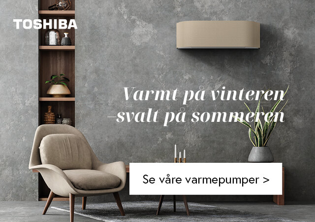 Varmepumpe på grå betongvegg og stue i bakgrunnen