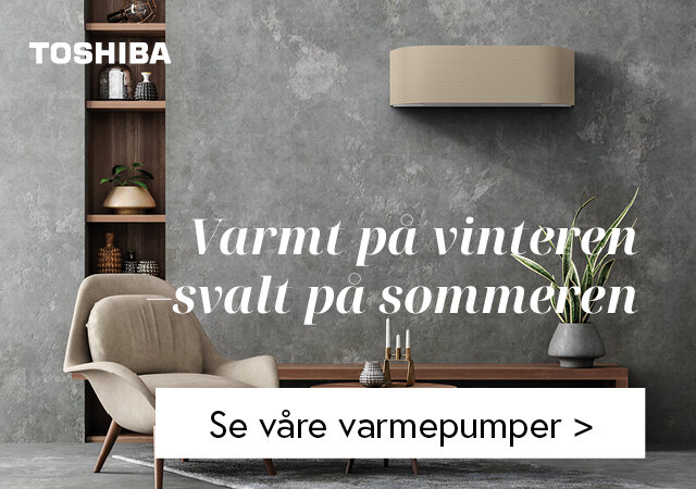 Varmepumpe på grå betongvegg og stue i bakgrunnen