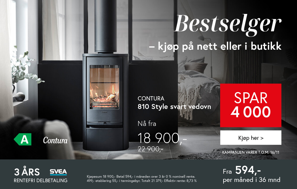 Svart peisovn i moderne stue med mrøke vegger og lyst gulv