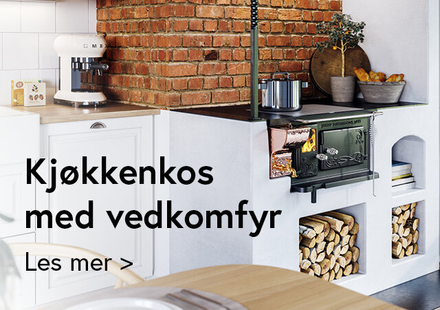 Vedkomfyr på mørkt kjøkken