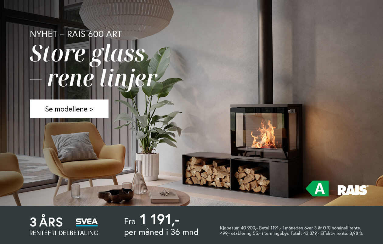 Svart peisovn med store glassflater i moderne og lys og minimalistisk stue med store vinduer