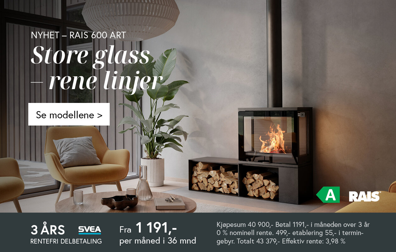 Svart peisovn med store glassflater i moderne og lys og minimalistisk stue med store vinduer