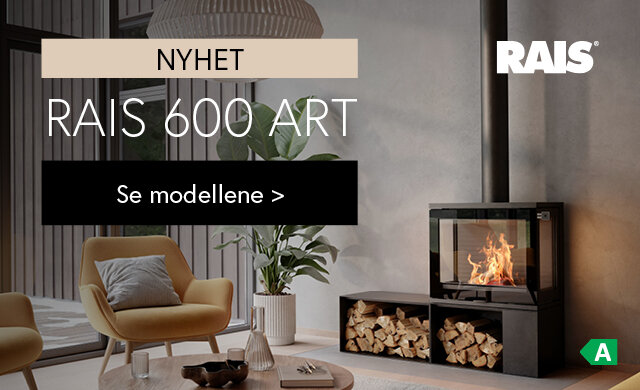 Svart peis med store glass og ild i moderne minimalistisk stue