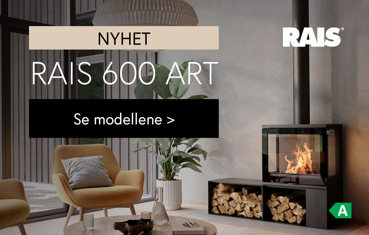 Svart peis med store glass og ild i moderne minimalistisk stue