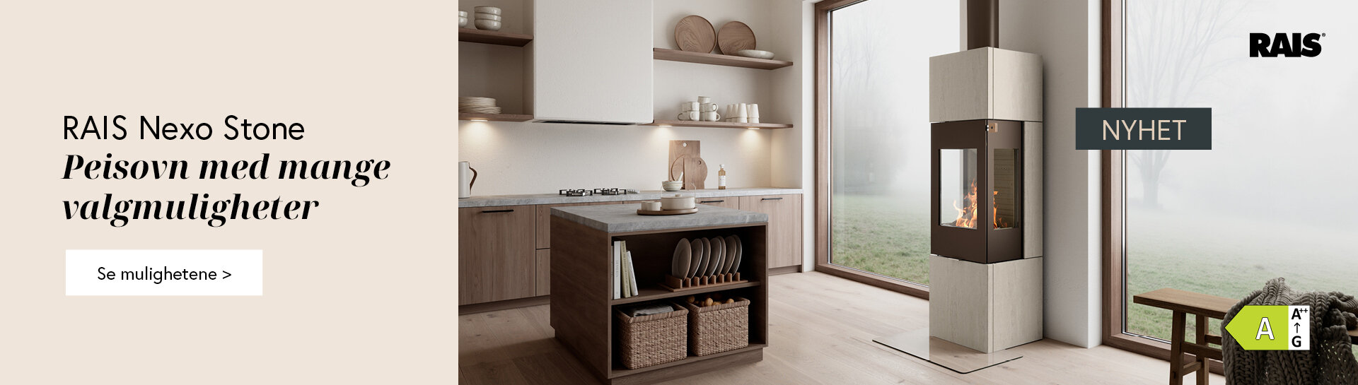 Mørk peisovn med omramming av lys og varmelagrende naturstein i et moderne kjøkkenmiljø med store vinduer