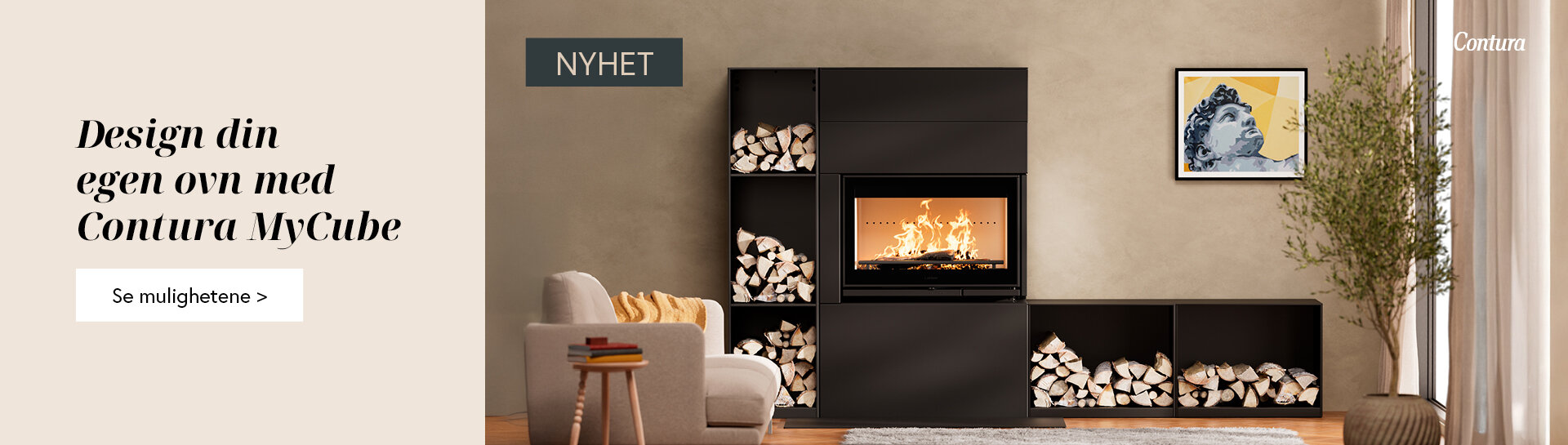 Svart elementpeis med flammer i stue med lyse vegger og minimalistisk møblert