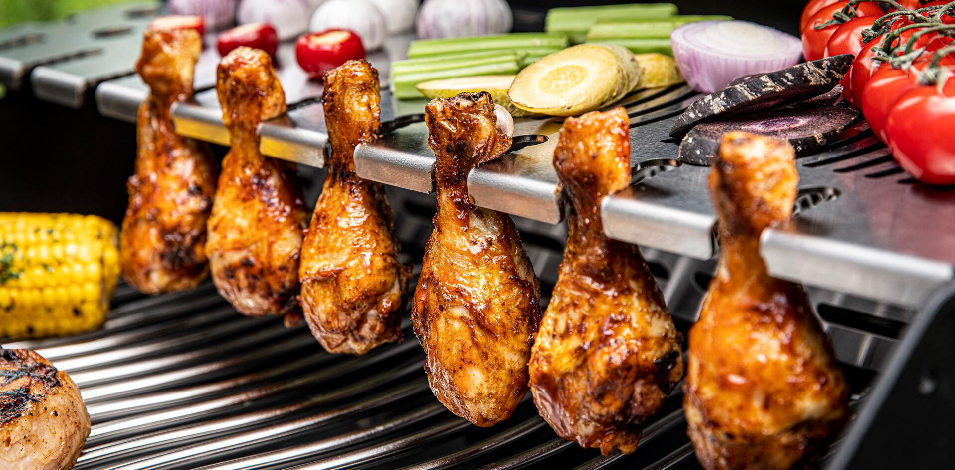 Penseling av kylling på grillen Noen som pensler saus på kylling på grillen