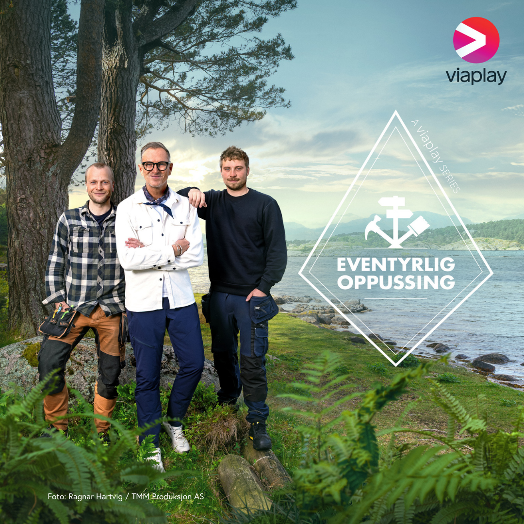 Bilde av tre menn fra Eventyrlig Oppussing ute i skogen og vann bak