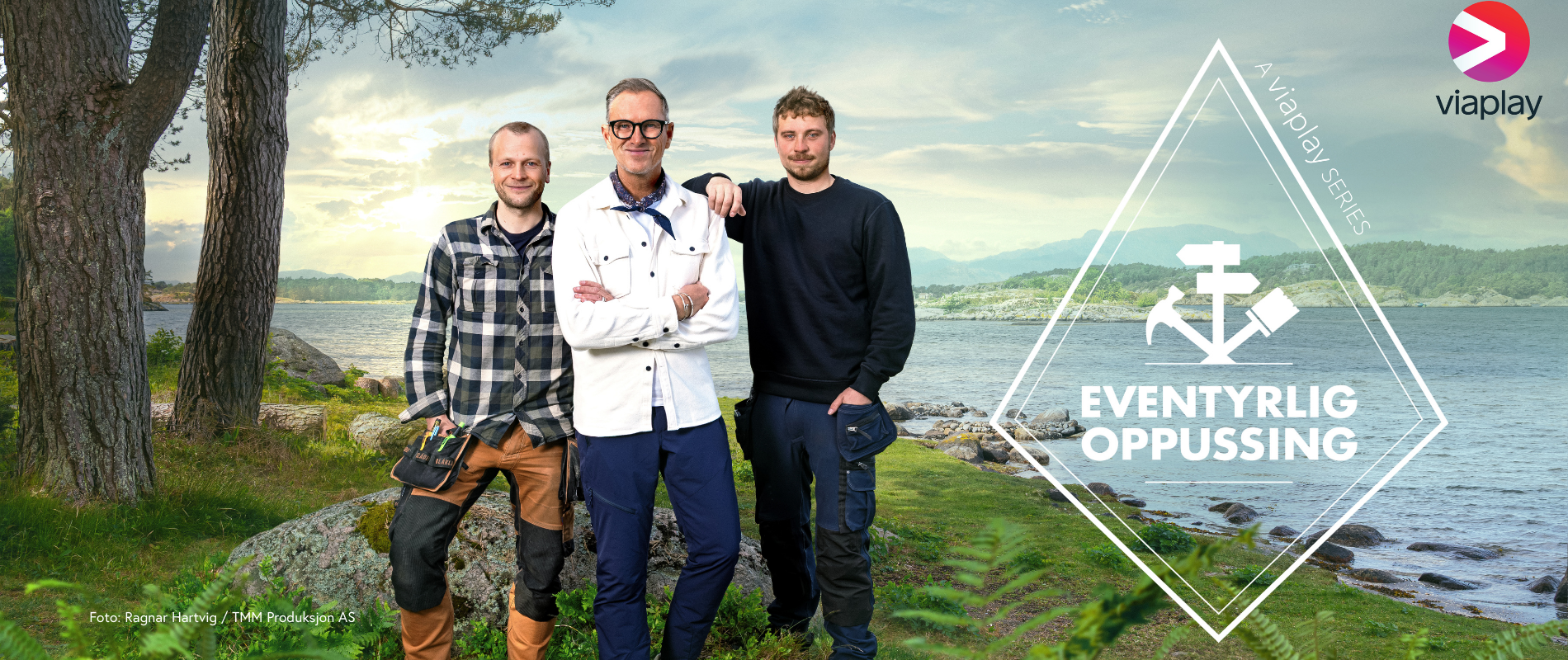 Bilde av tre menn fra Eventyrlig Oppussing ute i skogen og vann bak