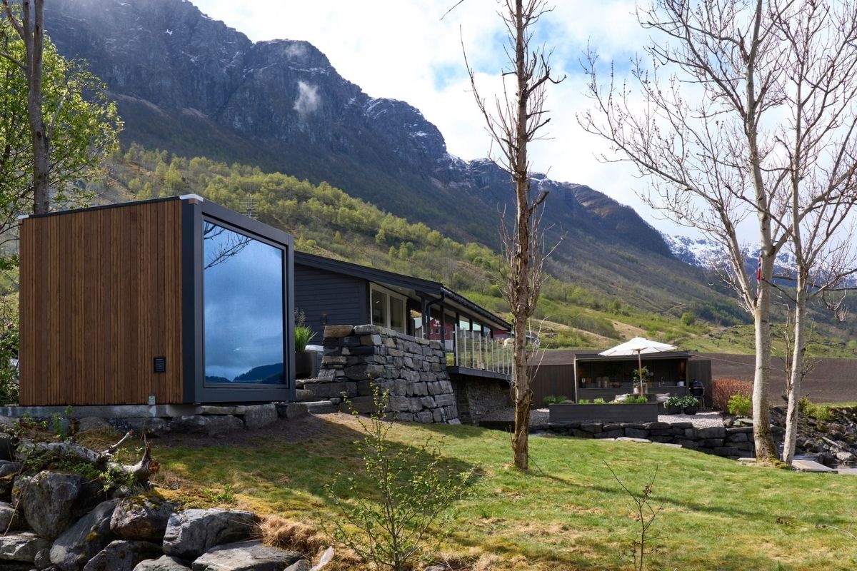 Bli med til drømmehytta på Etne i Eventyrlig Oppussing S12E1. Se hvordan Varmefag Levanger installerte ny peis i hytta – se før/etterbilder og få tips!