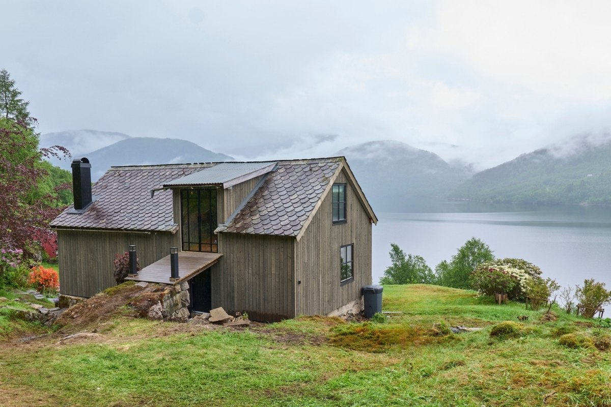Bli med til Naustdal i Eventyrlig Oppussing S12E3. Se hvordan den gamle låven får nytt liv med en Contura C310 og Premodul stålpipe – installert av Varmefag Førde.