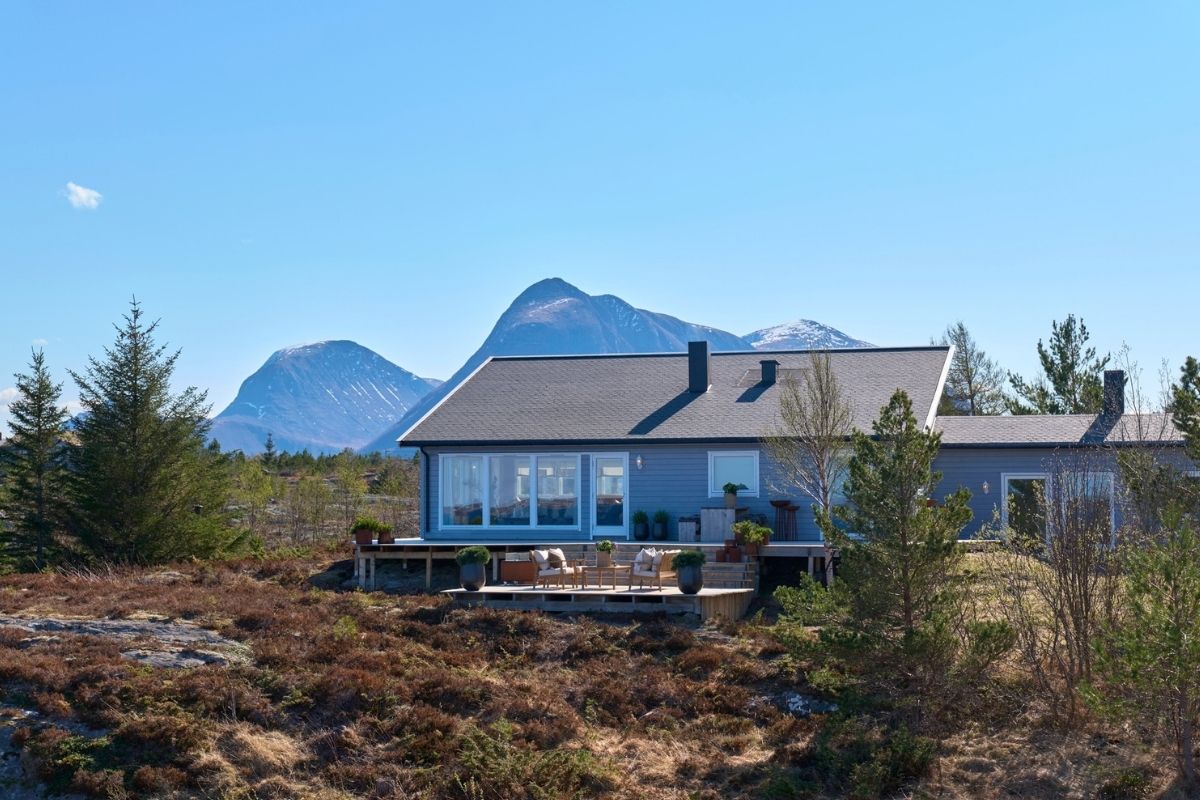 Bli med til Tustna i Eventyrlig Oppussing S12E4. Se hvordan Varmefag Molde / PD Stafseth installerte en Contura i7G – en peisinnsats som blir stuens smykke!
