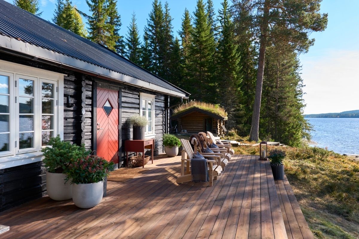Bli med til Mesnali i Eventyrlig Oppussing S12E5. Se hvordan en gammel tømmerhytte får ny Contura 210G og oppgradert pipeløsning – uten å miste sin tradisjonelle sjarm!