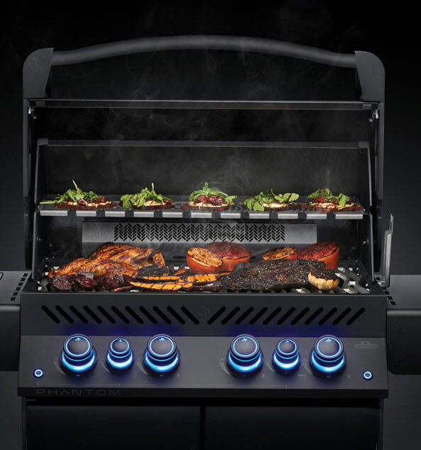 Svart grill med åpent lokk som viser hvordan man kan tilbrede mat på grillen