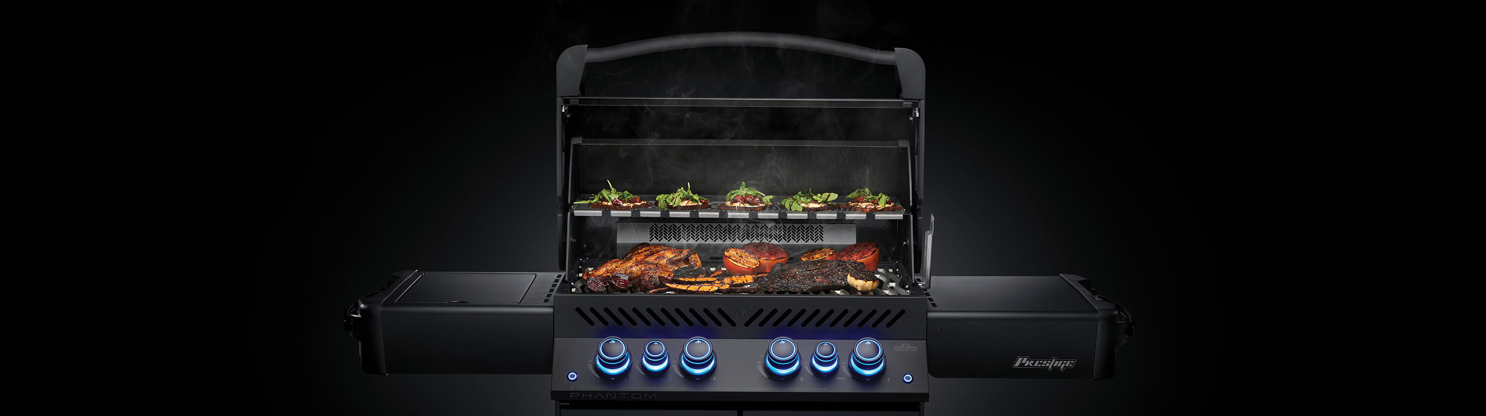 Napoleon gassgrill med åpent lokk Svart grill med åpent lokk som viser hvordan man kan tilbrede mat på grillen