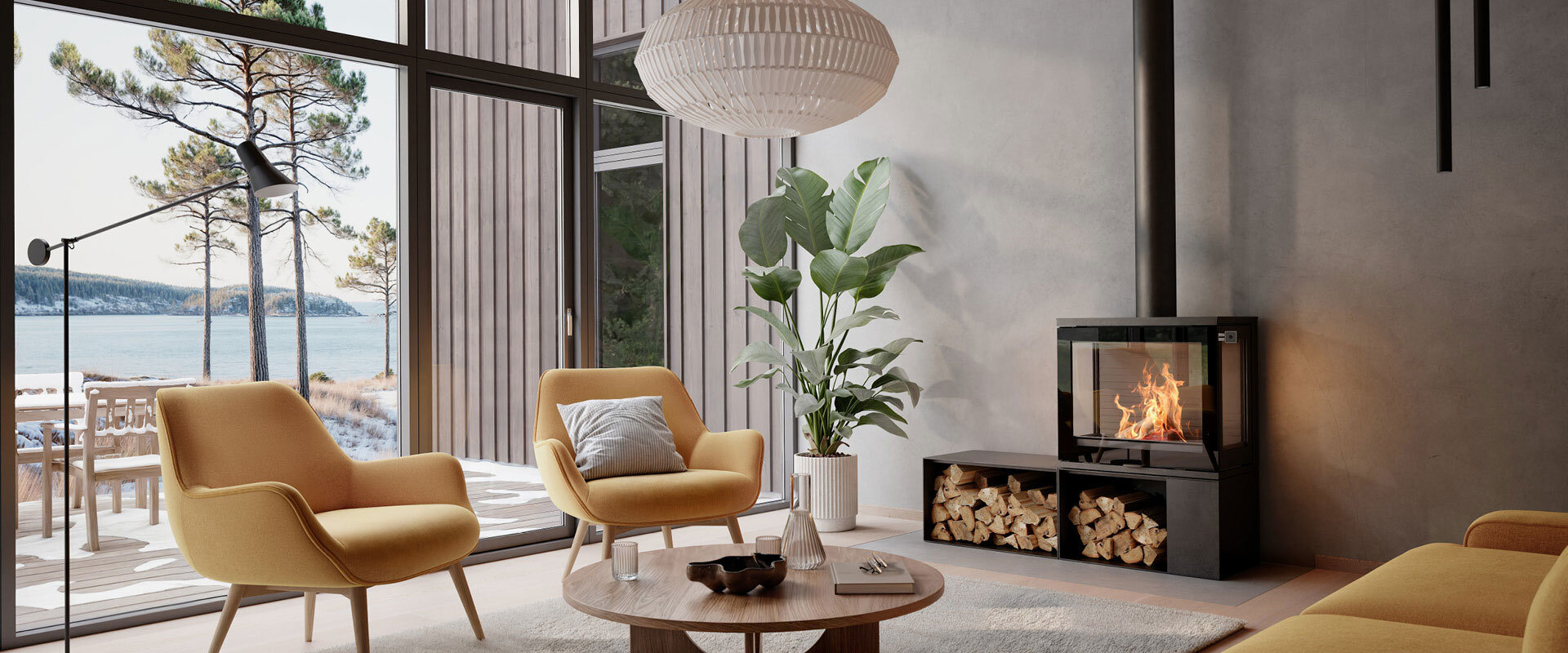 Svart peisovn med store glassflater med flammer i, i moderne stue med store glass ut mot naturen