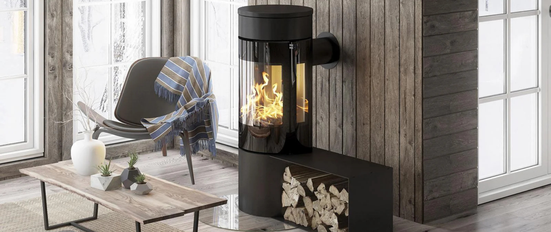 Svart peisovn med sideglass og bakerovn på toppen i et moderne og mørtkt hyttemiljø