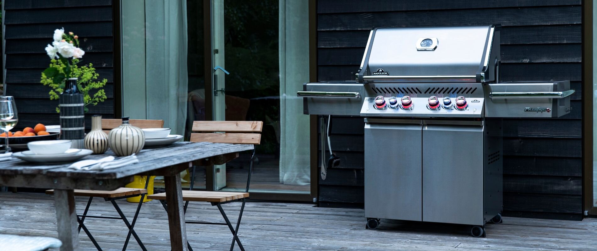 Napoleon gassgrill Prestige Pro 500 Bilder som viser en Napoleon gassgrill Prestige Pro 500 på en terrasse uten mennesker