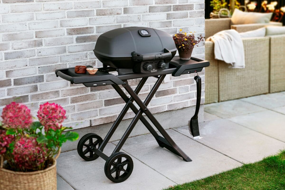 Napoleon - Phantom PRO 285X svart gassgrill sammenleggbar Bildet som viser Napoleon Phantom Pro 285X slått opp og står plassert på en terrasse