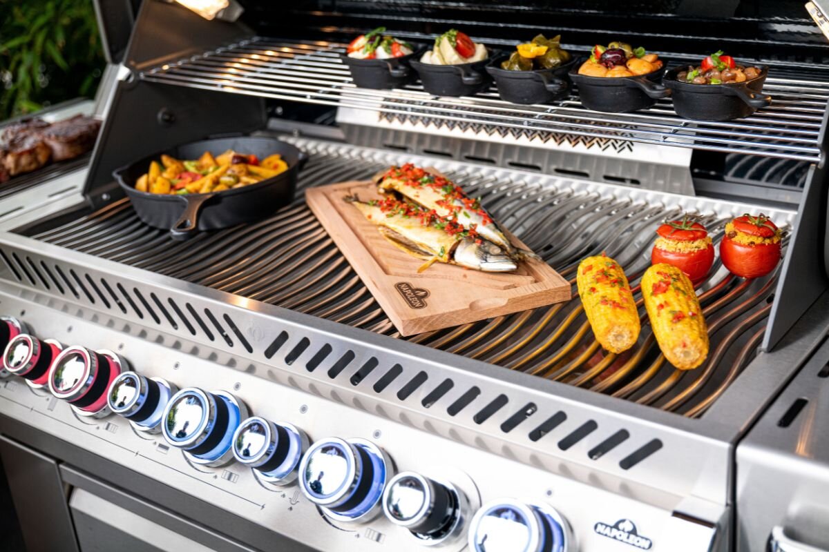 Napoleon Prestige Pro 665 Bilde viser grillmat på en Napoleon Prestige Pro