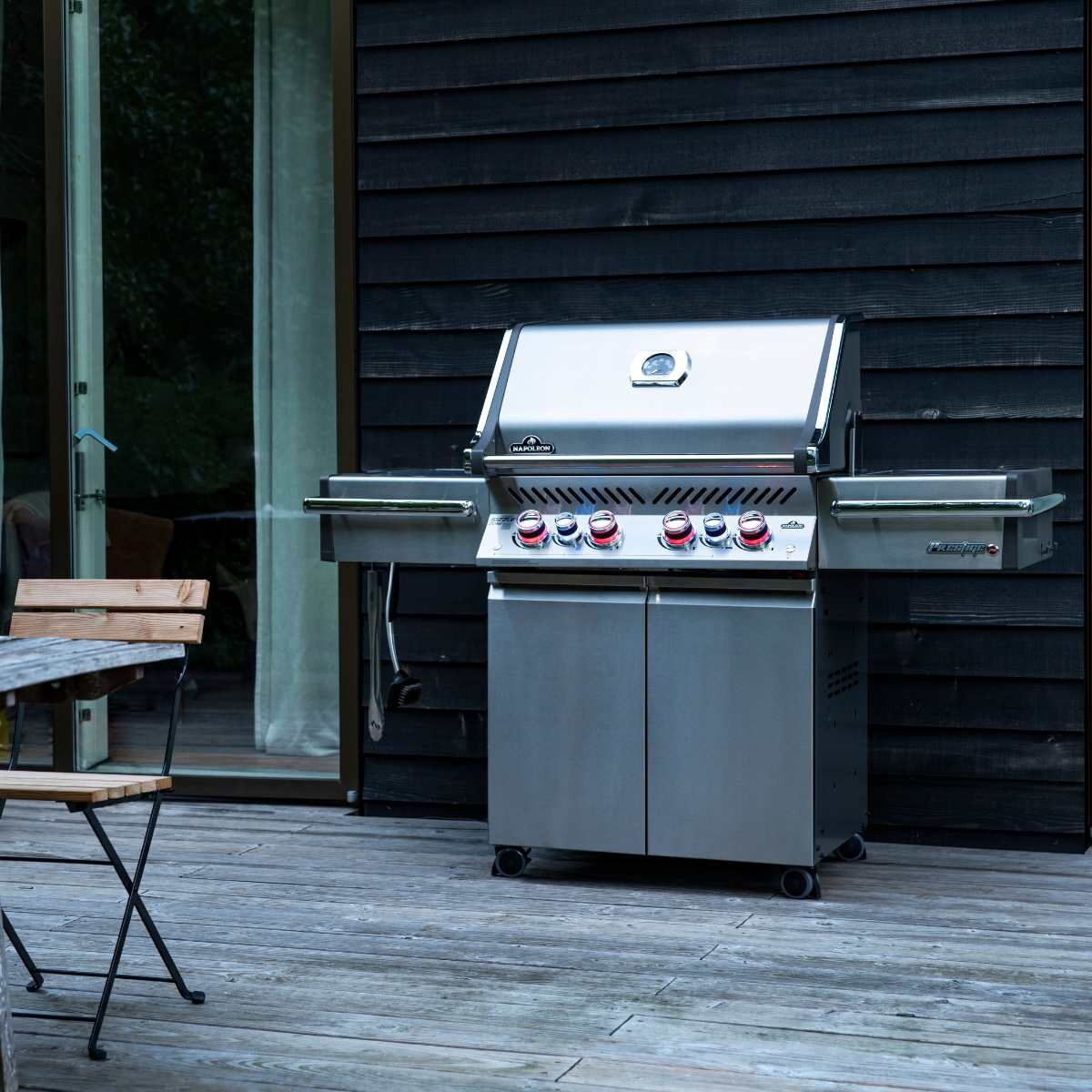 Bilder som viser en Napoleon gassgrill Prestige Pro 500 på en terrasse uten mennesker