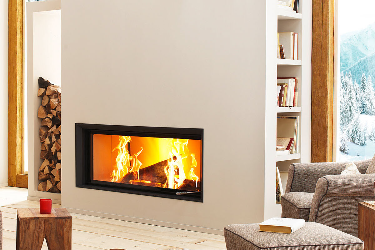 Brunner peisinnsats i moderne stue