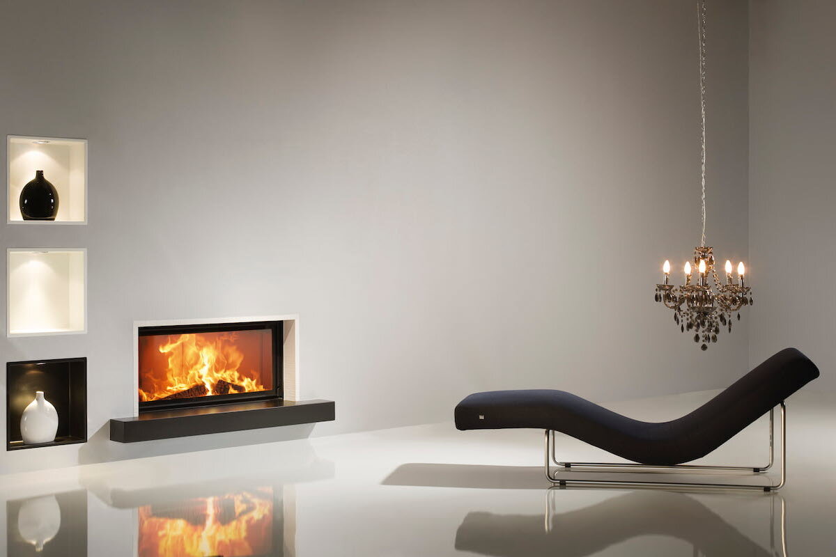 Brunner peis i en elegant stue med loungestol og lys