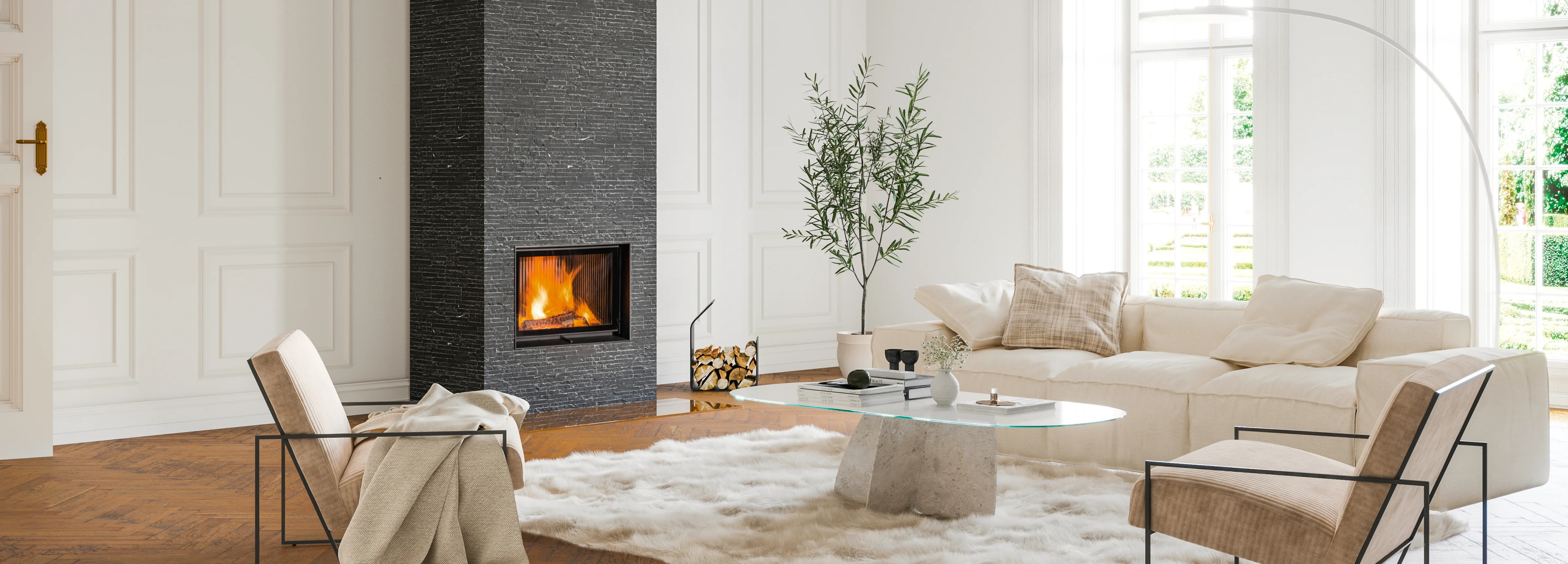 Peisinnsats som er ommrammet av grå stein helt til taket