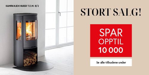 Illustrasjon av stort peissalg med svart peisovn i lys og moderne stue med store vinduer