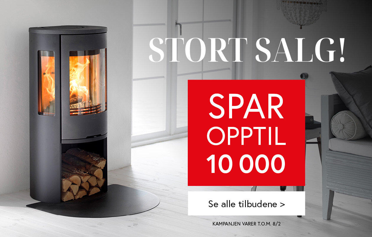 Bilde av en svart peisovn i lys stue med kampanjebudskap 