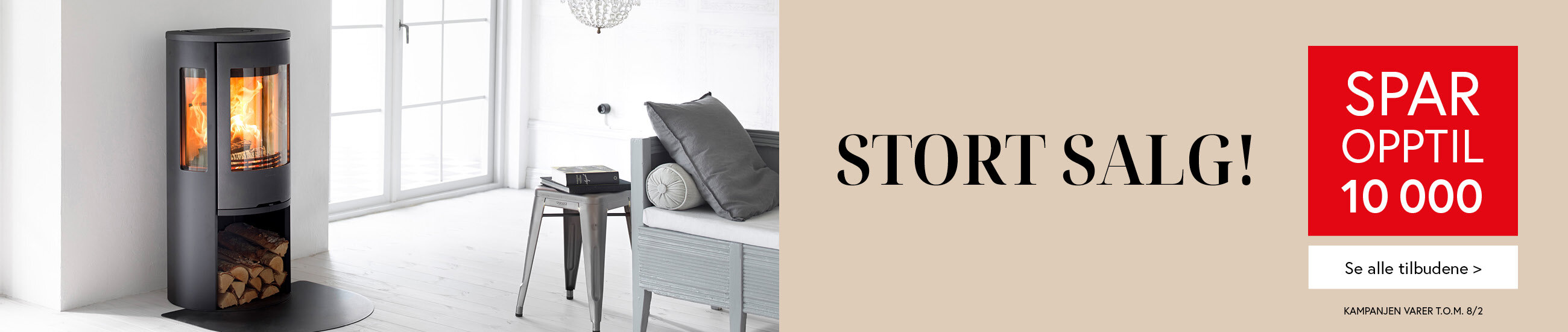 Bilde av en svart peisovn i lys stue med kampanjebudskap